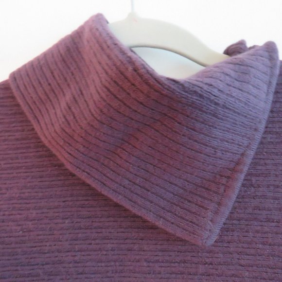 Elegant Plum Turtleneck Sweater - Picture 4 of 15
